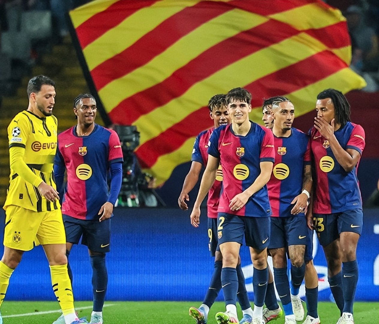 清晨突围战来临,多特蒙德围绕欧联调整名单,质疑声仍在,轮换策略成焦点 清晨突围战来临,多特蒙德围绕欧联调整名单,质疑声仍在,轮换策略成焦点