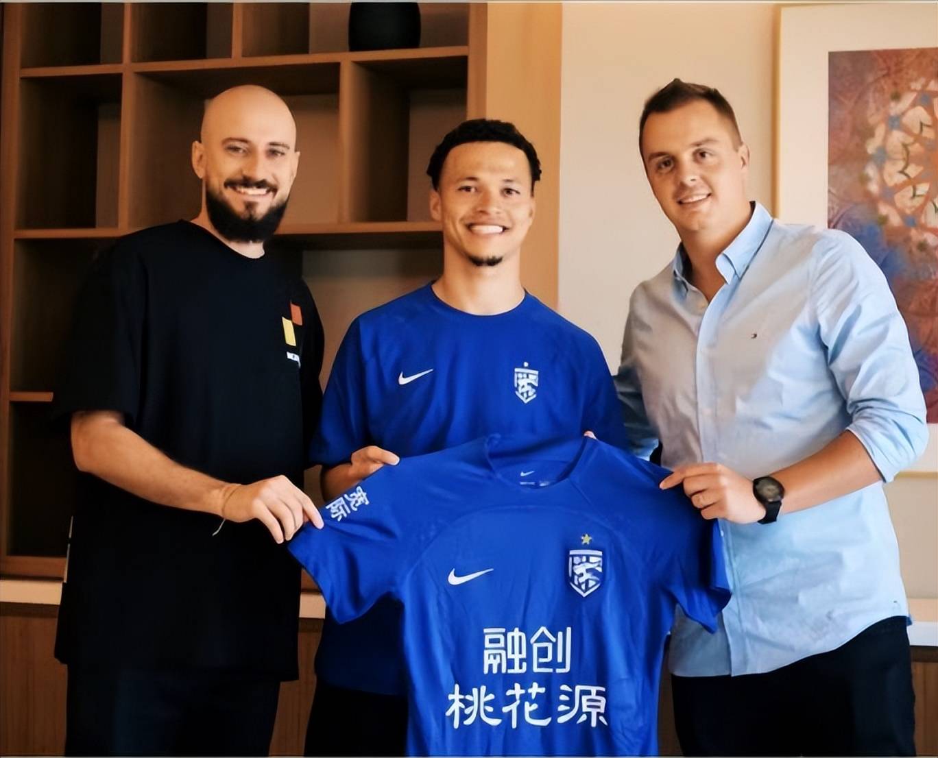 包含加时末段武汉三镇备战英超，强势反弹细节曝光，态度坚定，阵容厚度经受考验的词条