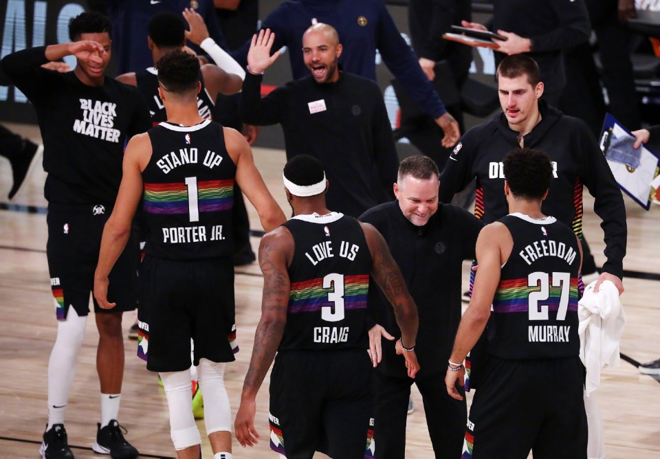 包含转会期欧篮联传出新动向，密尔沃基雄鹿迎来里程碑，管理层表态——质疑声仍在，更衣室氛围转暖的词条